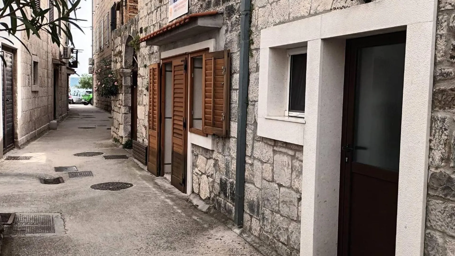 Guest house Cozy Studio Apartments With Terrace Near Kastela Promenade Croatia